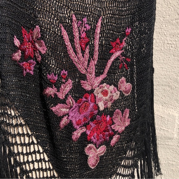 Bebe Vintage 90s Black Crocheted Poncho. Pink/Fuchsia Embroidered Flowers. OSFM - Picture 4 of 5
